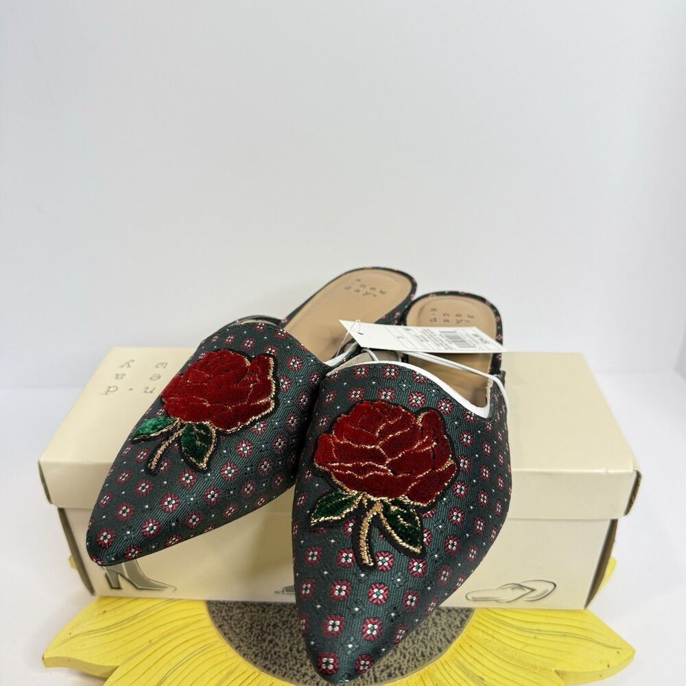 A New Day Emerald Green Brocade Rose Patch Slip On Shoes Pointy 7.5 - Picture 3 of 7
